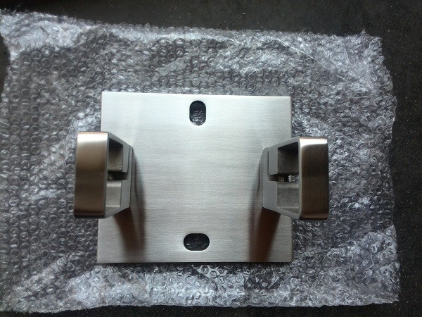 Reborde cuadrado del soporte de la pared de la barandilla del acero inoxidable SS304 316 con la superficie del satén/del espejo